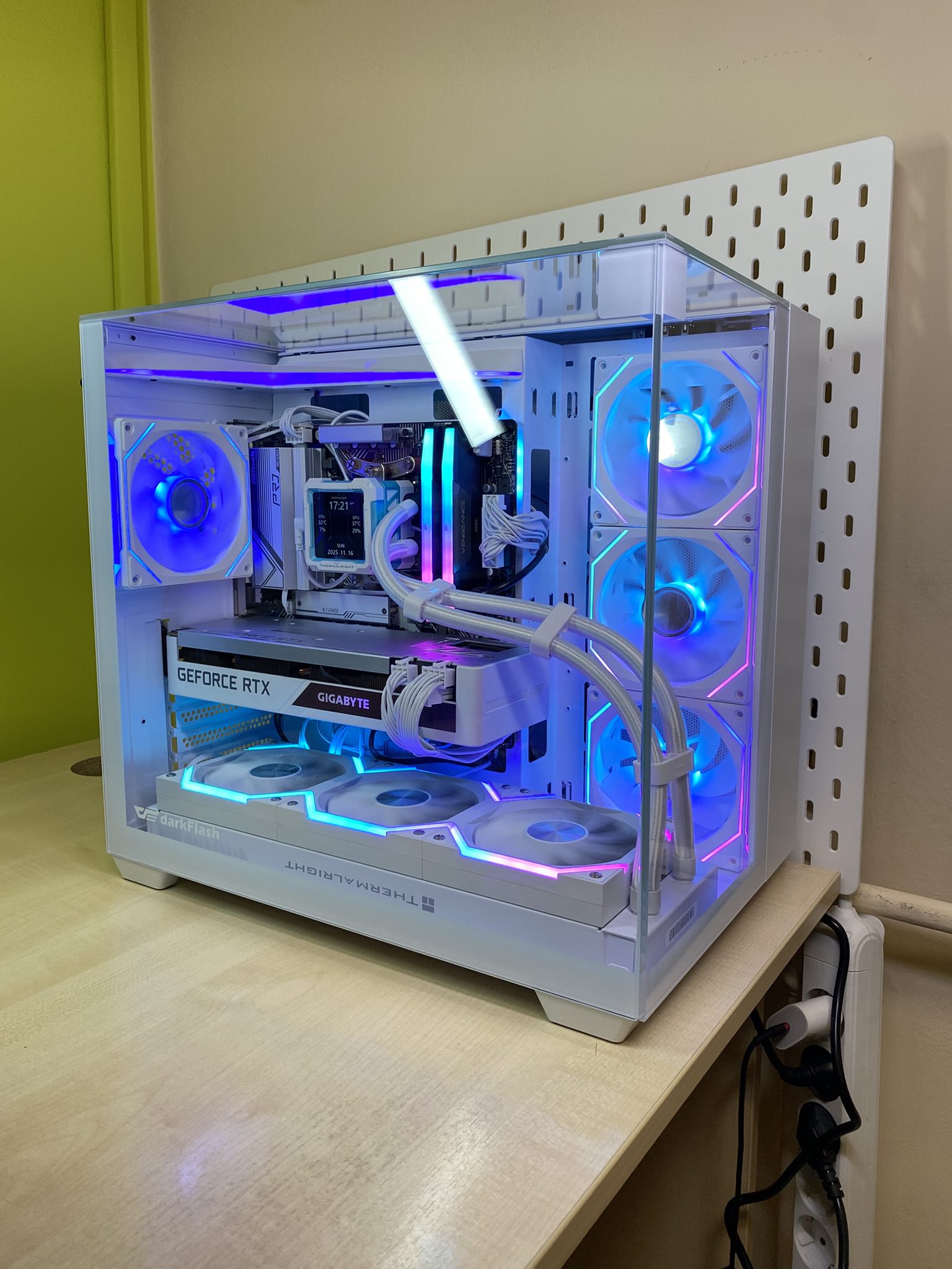 PRO GAMER PC - FEHÉR TRIPLA ÜVEG HÁZ - Image 2