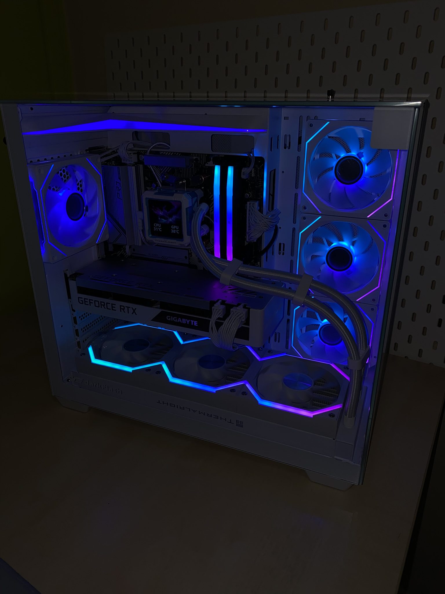 PRO GAMER PC - FEHÉR TRIPLA ÜVEG HÁZ - Image 3