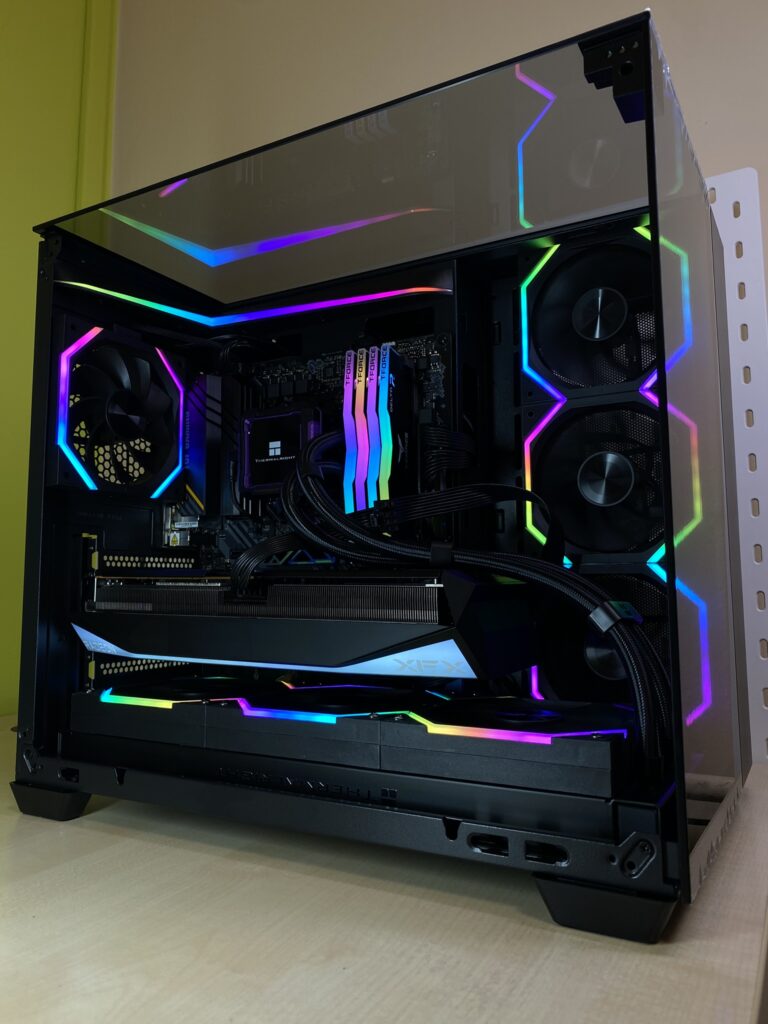 Pro gamer PC fekete, tripla üvegezésű házban, Radeon RX 9060 XT videokártyával