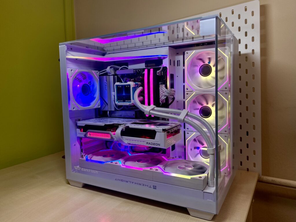 Pro gamer PC fehér, tripla üvegezésű házban, Radeon RX 9060 XT videokártyával