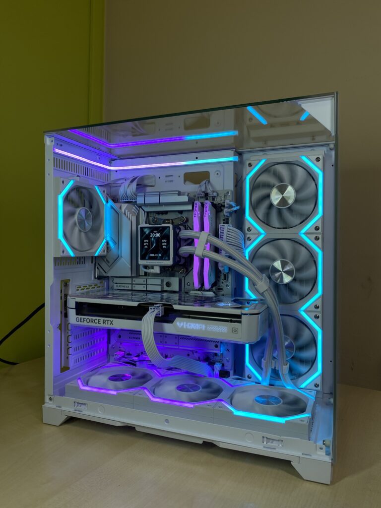 Ultimate gamer PC fehér házban, RTX 5080 videokártyával és 360mm vízhűtéssel
